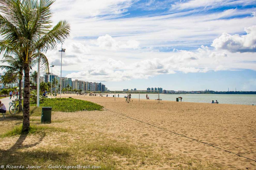 Imagem de prédios na orla da Praia de Cambori.